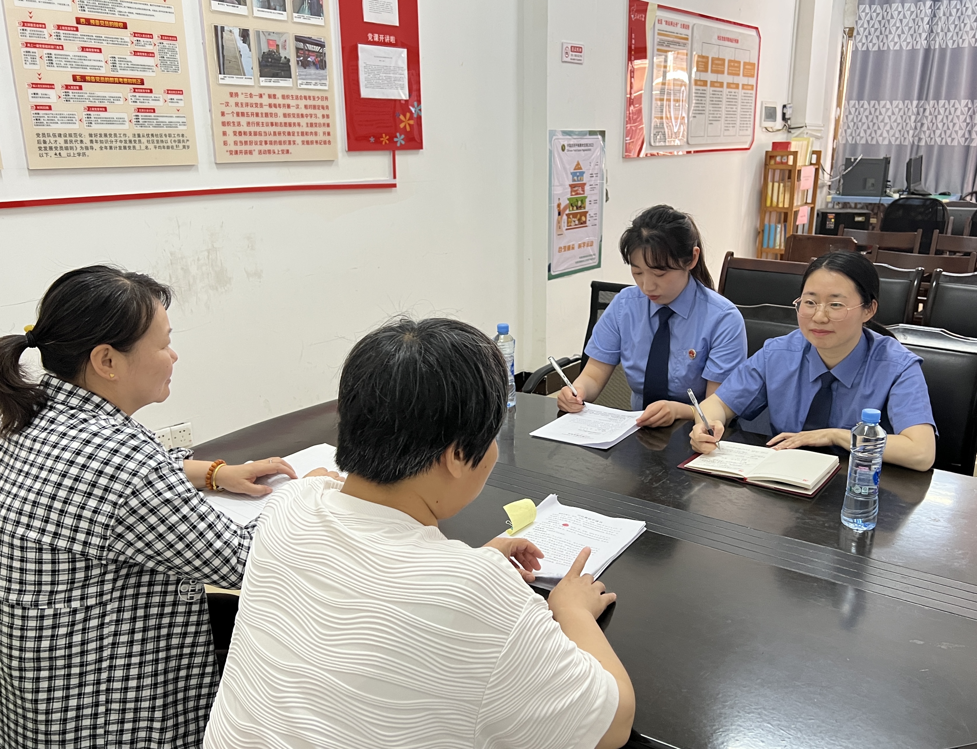 走访住所地所在社区调查了解情况.jpg